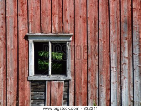 Prázdné okno ve staré budově