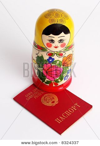 ตุ๊กตาเนสติ้งรัสเซียยืนหนังสือสหภาพโซเวียตสหภาพโซเวียต