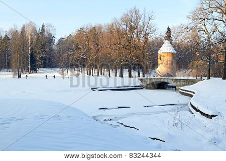 Pavlovsk.  Pil tower and Pilbashenny Bridge in winter