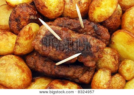Frisk stegt nye Potaoes og traditionelle Mici