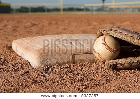 Baseball i en handske nära basen