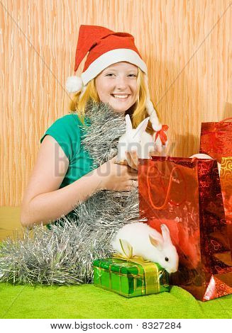 Menina na decoração de ano novo com coelhos