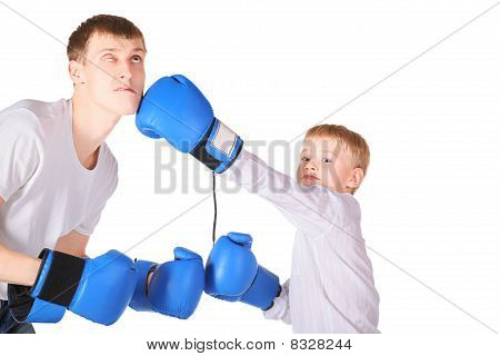 pai e filho é boxe com luvas de boxe.