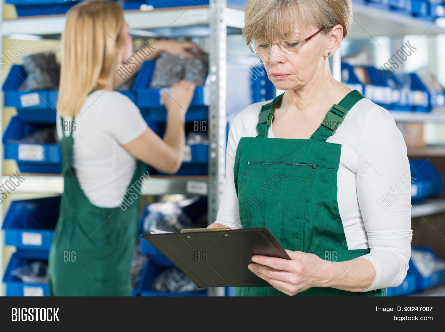 Комплектовщик-фасовщик. Упаковщица одежды на складе. Упаковщицы ежедневные. Упаковка косметики на складе. Комплектовщик косметики.