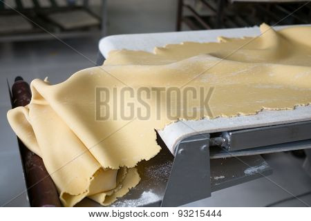 Dough Rolling Machine With Pie Dough
