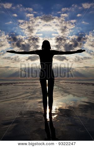 Yoga al atardecer, libertad, fuerza pose.