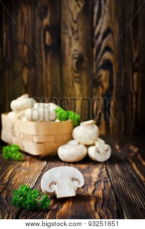 ?hampignons With Parsley In A Basket