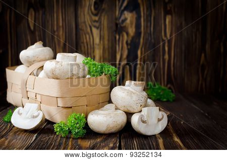 ?hampignons With Parsley In A Basket