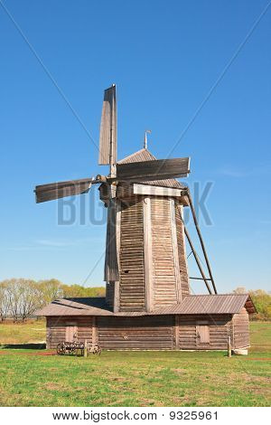 Windmühle im Dorf Torchany