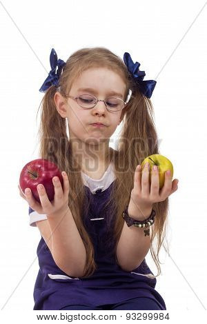 girl chooses apples