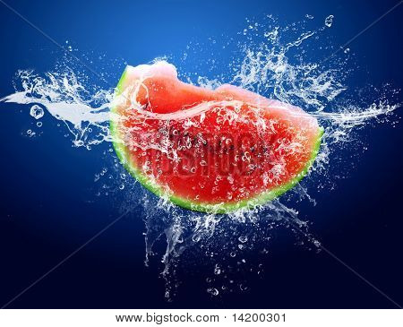 Wassertropfen um Wassermelone auf blauem Hintergrund