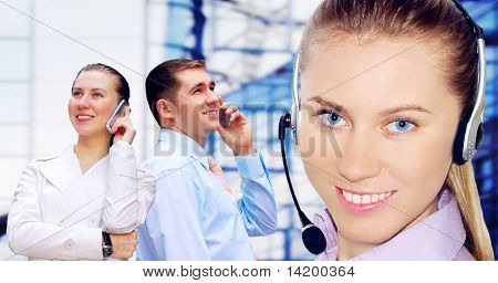 Glück Businessmens Aufruf per Telefon