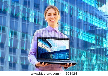 Mevsimlik arka plan üstünde laptop ile mutluluk iş kadın