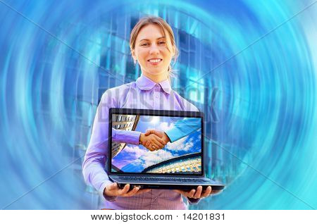 Mevsimlik arka plan üstünde laptop ile mutluluk iş kadın