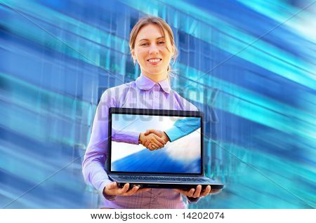 Mevsimlik arka plan üstünde laptop ile mutluluk iş kadın