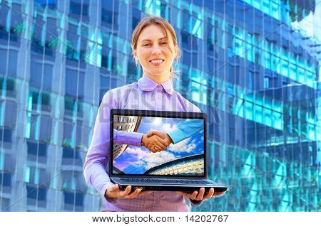 Mevsimlik arka plan üstünde laptop ile mutluluk iş kadın