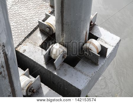 four plastic rollers locked arround the harbour column.