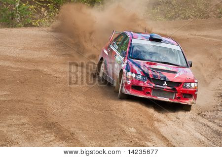Rostov, Rússia - 05 de setembro: Uriy Volkov dirige carros de Subaru Impreza durante Rostov Velikiy Rússia