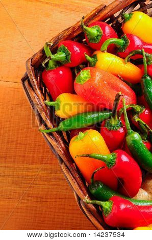 Peperoni assortiti In cesto