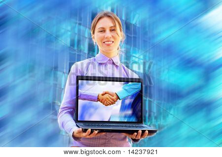 Mevsimlik arka plan üstünde laptop ile mutluluk iş kadın