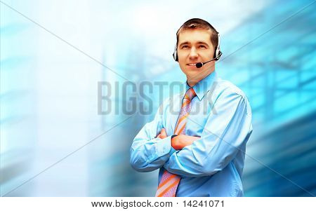 Homme d'affaires de bonheur en headphoness sur le fond d'architecture d'entreprise
