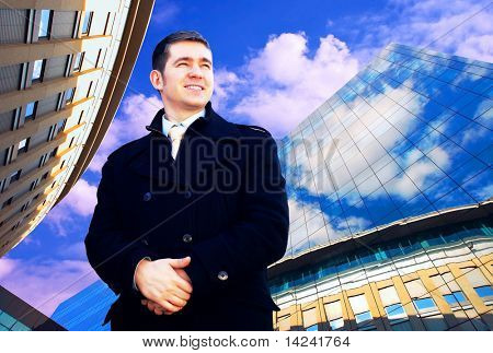 Homme d'affaires de bonheur sur le fond d'architecture d'entreprise