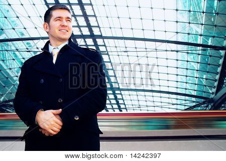 Homme d'affaires de bonheur sur le fond d'architecture d'entreprise