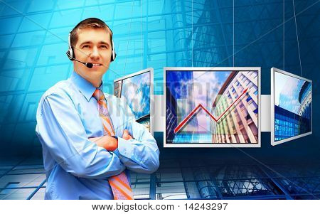 Homme d'affaires de bonheur en headphoness sur le fond d'architecture d'entreprise