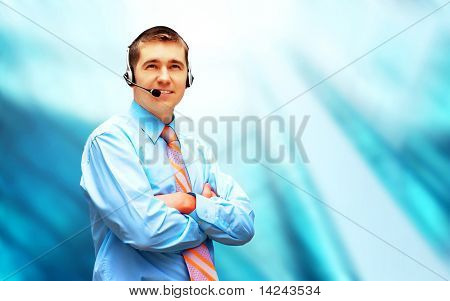 Homme d'affaires de bonheur en headphoness sur le fond d'architecture d'entreprise