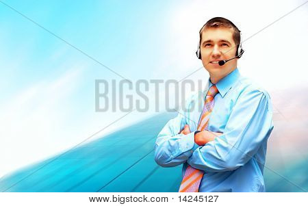 Homme d'affaires de bonheur en headphoness sur le fond d'architecture d'entreprise