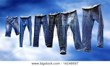 กางเกงยีนส์บนราวตากผ้าให้แห้ง