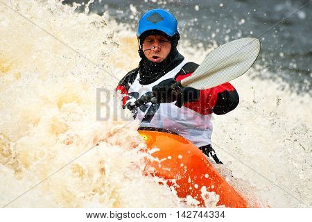 Kayak freestyle on whitewater in Russia, Msta may 2010
