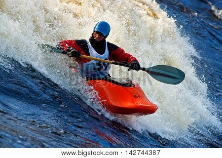 Kayak freestyle on whitewater in Russia, Msta may 2010