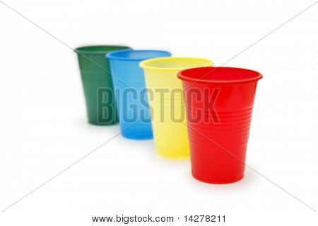 4 つのカラフルなプラスチック製の使い捨てコップ