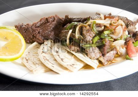 Salteado de ternera con puré de frijoles y Tamales Nicaragua