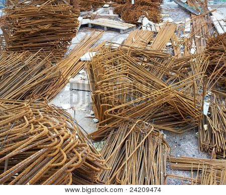 Wzmocnione stalowe pręty na budowie