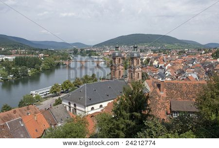Vista aerea di Miltenberg In un ambiente soleggiato