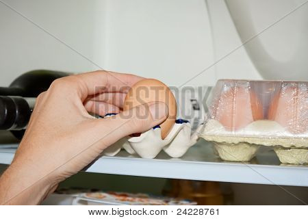 Hånd tager et æg