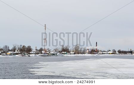 Vista del río Svir en invierno
