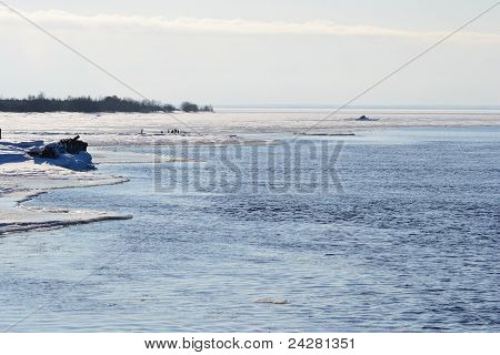 Vista del río Svir en invierno