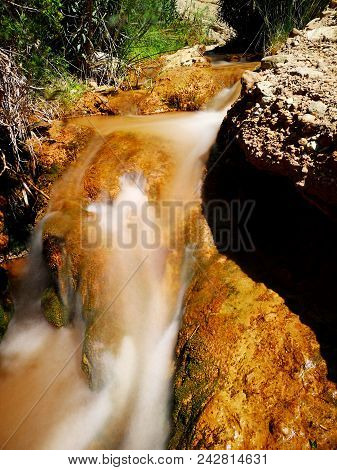 Lago Con Cascada Con Vegetación De Fondo Verde