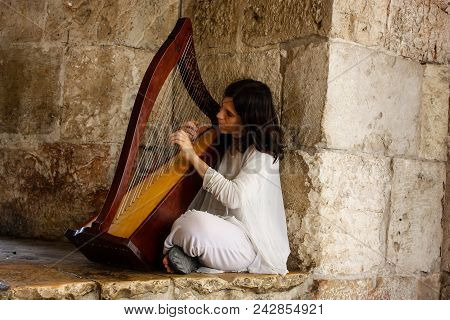 Jerusalem Israel May 28, 2018 View Of A Street Musician Playing Harp At The Jaffa Gate In The Old Ci