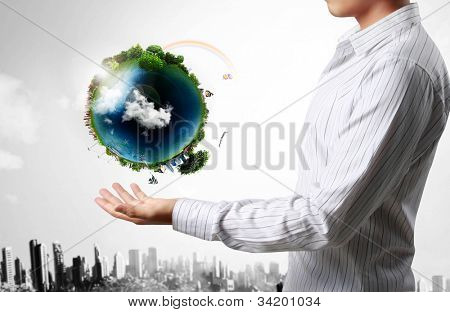 segurando um globo incandescente da terra em suas mãos