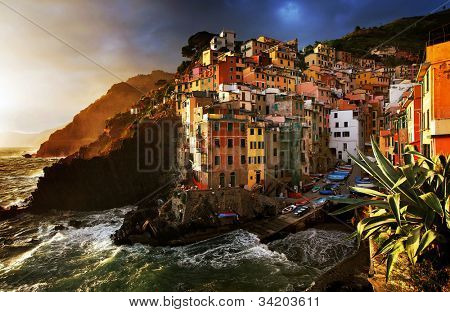 Bouřlivé počasí v Riomaggiore Village, Cinque Terre, Itálie