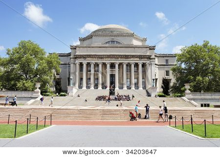 NEW YORK CITY, USA - Juni 14: Der niedrige Memorial Library von der Columbia University. Das Gebäude jetzt Nachteile