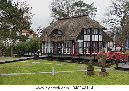 Timmendorfer Strand, Germany-december 27, 2019: Thatched Mikado Garden On The Waterfront Of Timmendo