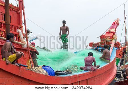 Fisherman Community Preparing Threading Netting Tied Knot Commercial Fishing Net Rope Before Throwin
