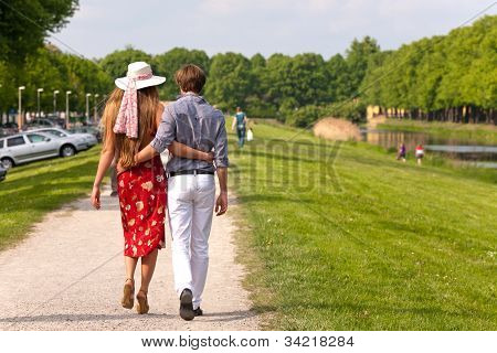 คู่หนุ่มสาวร่าเริงที่วางตัว