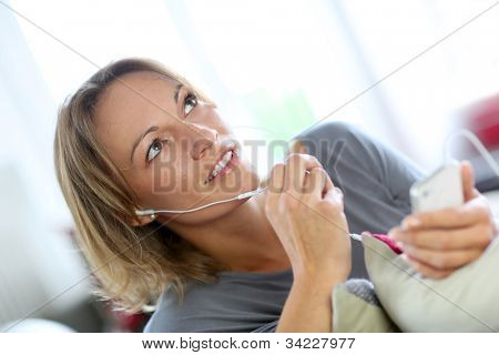 Cloeup de mulher usando smartphone