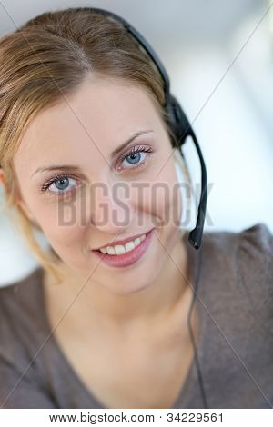 Nahaufnahme der schönen blonden Teleagenten